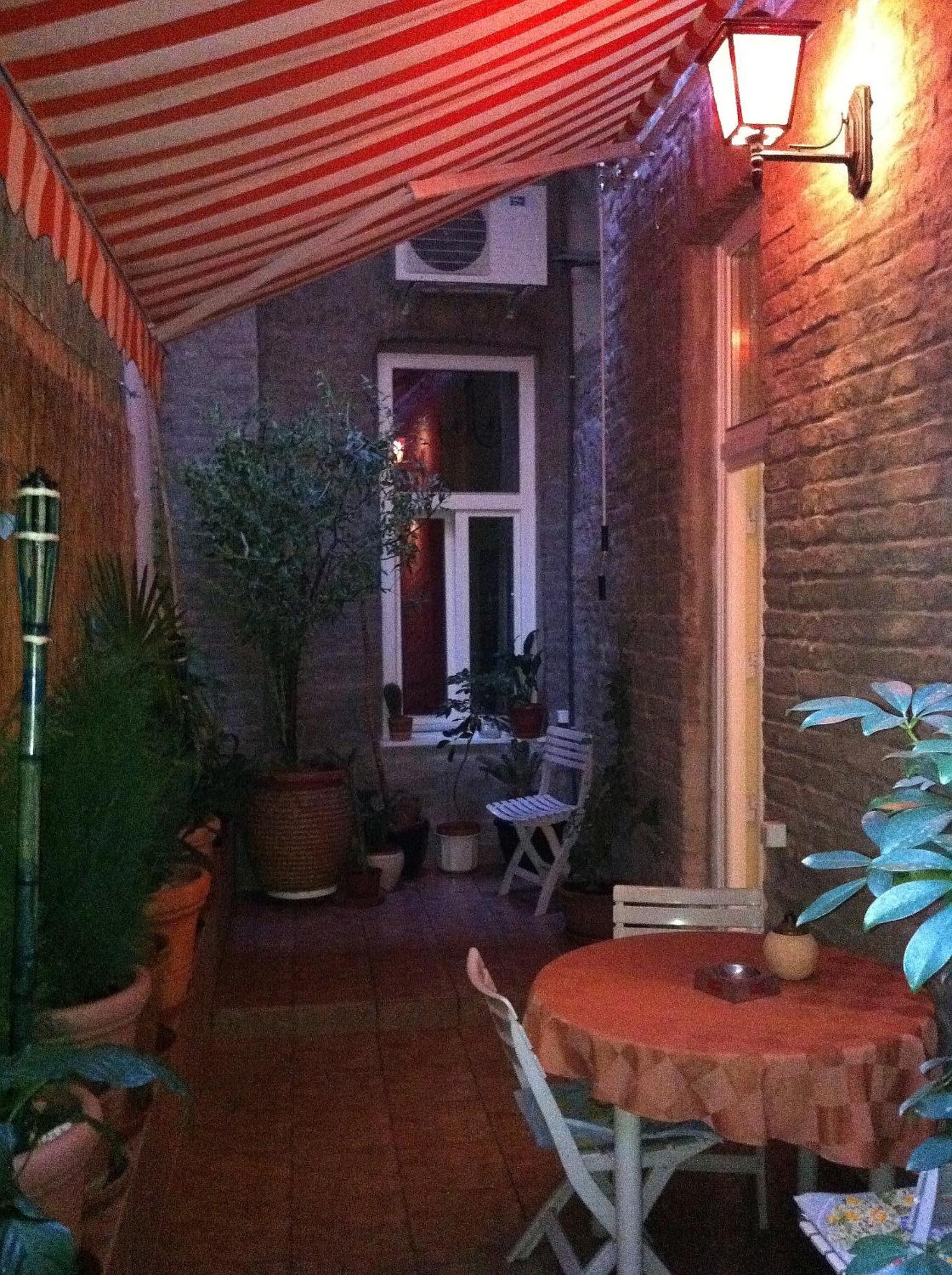 Connection Guesthouse Будапеща Екстериор снимка