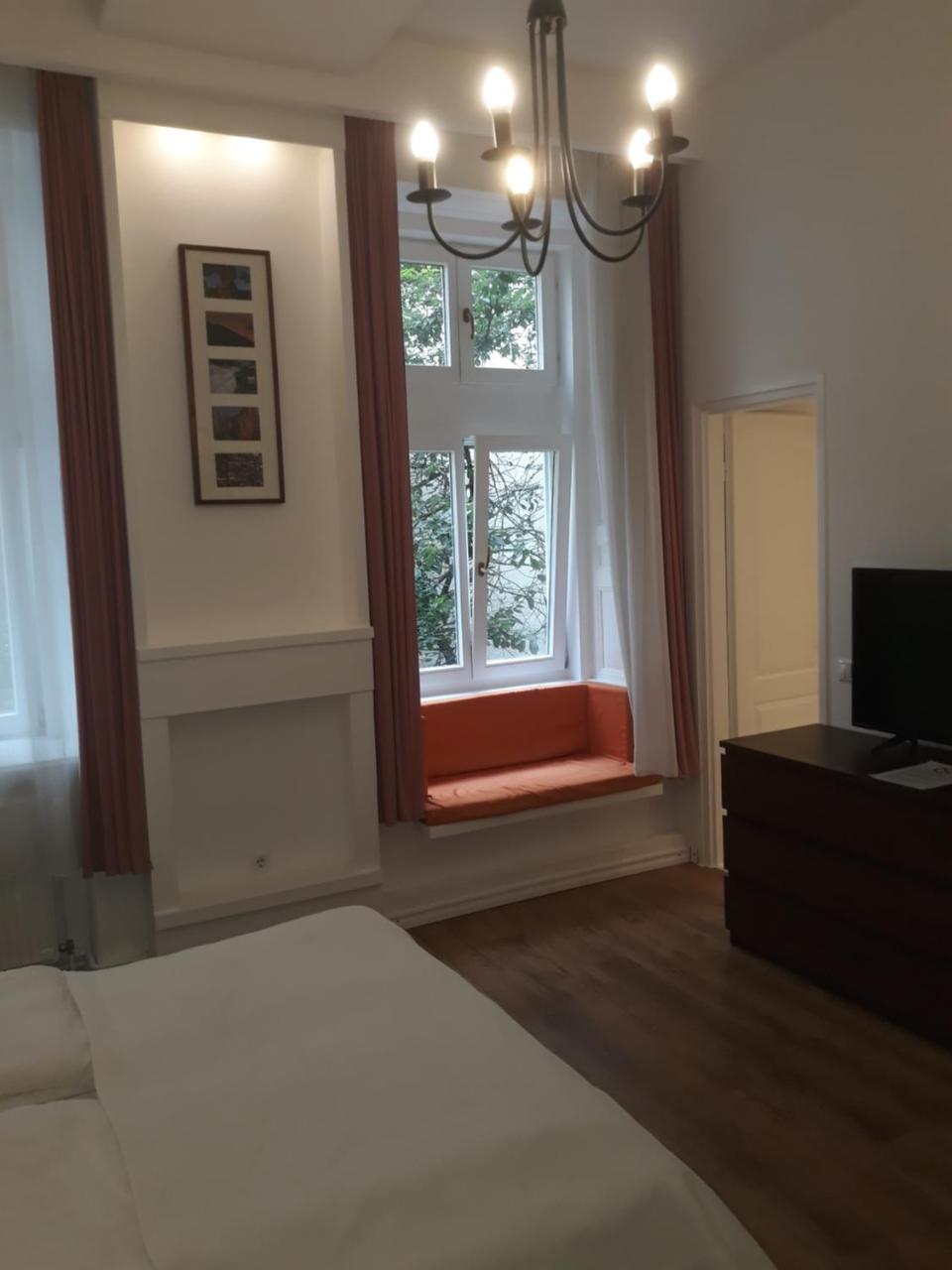 Connection Guesthouse Будапеща Екстериор снимка