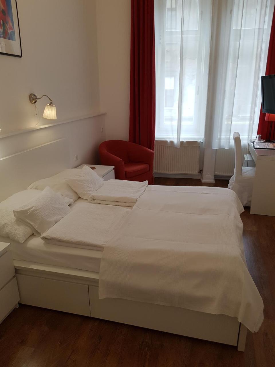Connection Guesthouse Будапеща Екстериор снимка