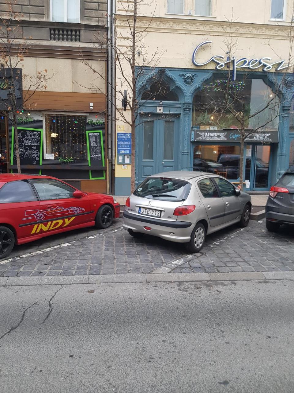 Connection Guesthouse Будапеща Екстериор снимка
